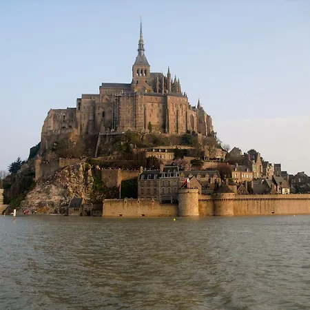 Les Clematites Du Mont Saint Michel Pontorson